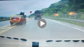 Ô tô chở 5 người phóng nhanh đâm vào dải phân cách rồi lật nghiêng Ô tô chở 5 người phóng nhanh đâm vào dải phân cách rồi lật nghiêng