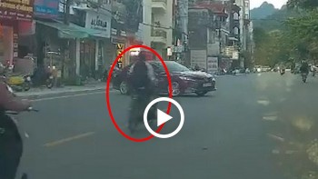 Phóng xe AA không biển, nam sinh ‘không mũ’ tông kinh hoàng Toyota Vios