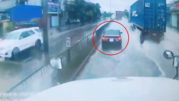 Bị nước mưa che tầm nhìn, tài xế container đánh lái xuất thần tránh va chạm