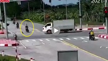 Thanh niên 15 tuổi đi xe máy vượt đèn đỏ va chạm với xe tải