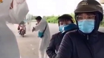nguoi phu nu cho con ve que 3 lanngay de truc loi tien tro giup