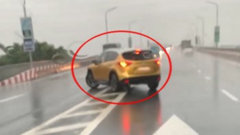 Mặc trời mưa gió, tài xế vẫn thản nhiên quay đầu trên cầu Thăng Long