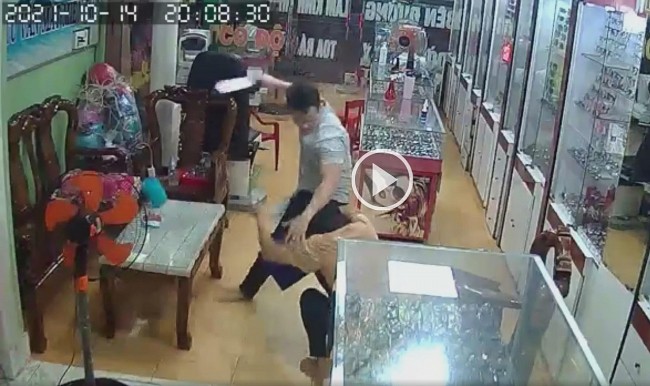 Cầm dao xông vào tiệm kính mắt hành hung phụ nữ
