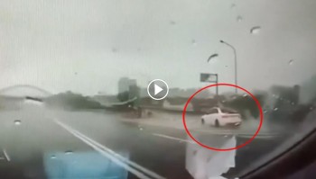 Mercedes trượt bánh xoay tít trên đường cao tốc sau pha di chuyển tốc độ qua đường ngập