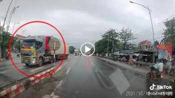 Tài xế container nổi điên vì xe máy liều lĩnh băng qua đường