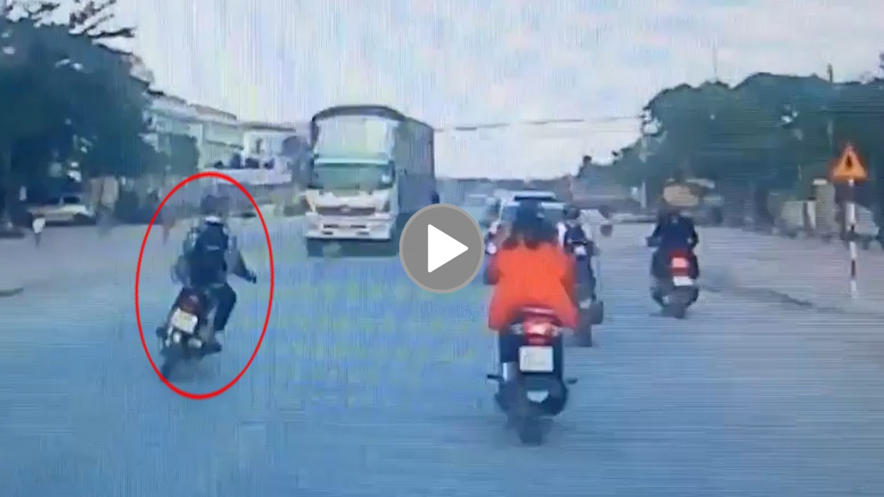 Thanh niên lái xe máy đánh võng, đùa với 