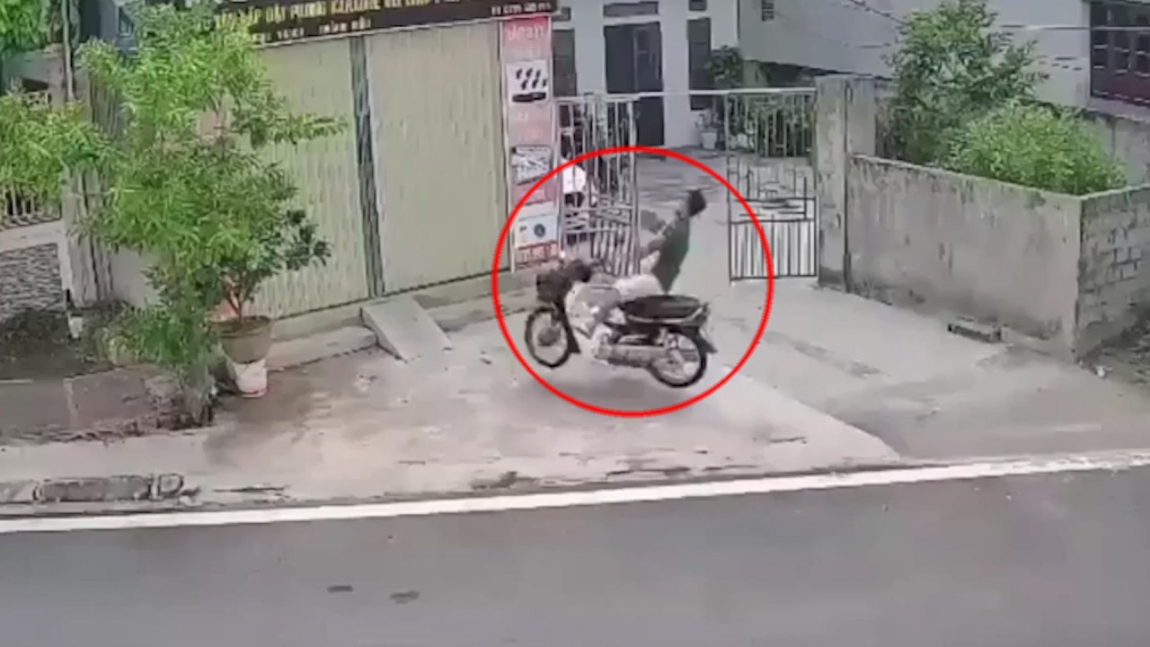 Nam thanh niên đi xe máy mất lái, phi thẳng vào nhà dân