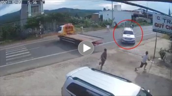 Người đàn ông cầm dép ném ô tô vì… “suýt” bị đâm