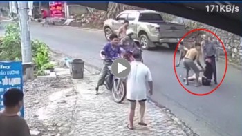 Nữ tài xế xe máy vào cua mất lái, dùng chân "cản va chạm" với xe bán tài