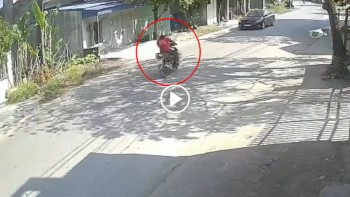 Người đàn ông bất ngờ lao thẳng vào đầu ô tô, ngã văng xuống đường Người đàn ông bất ngờ lao thẳng vào đầu ô tô, ngã văng xuống đường