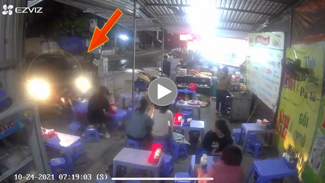 Khoảnh khắc ô tô bất ngờ tăng ga đâm nhiều người đang ngồi ăn trong nhà