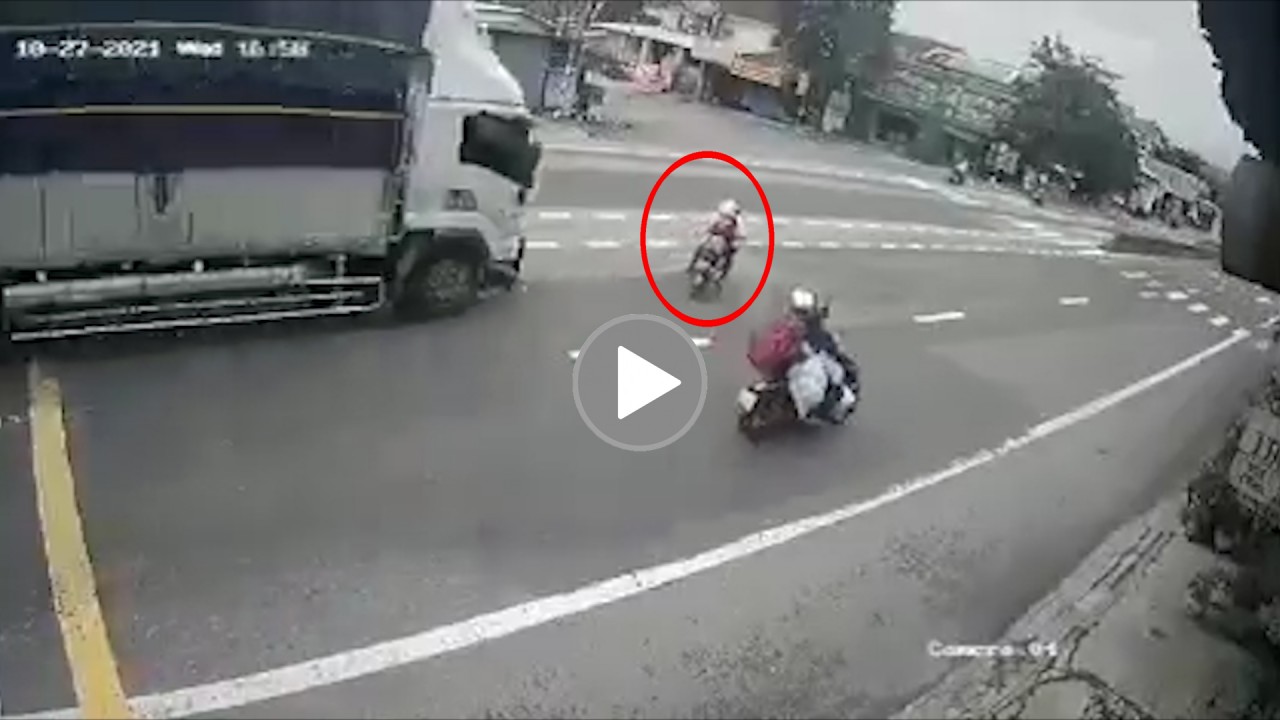 Đánh lái thiếu quan sát, 2 người đi xe đạp điện gặp nạn