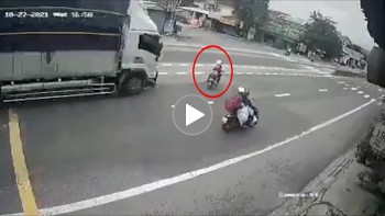 Đánh lái thiếu quan sát, 2 người đi xe đạp điện gặp nạn