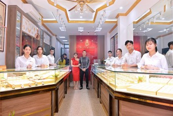 hanh trinh vuot kho cua co chu gia tin jewelry diamond