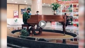 Năng lượng tích cực: Chiến sĩ chơi piano trong sảnh bệnh viện 