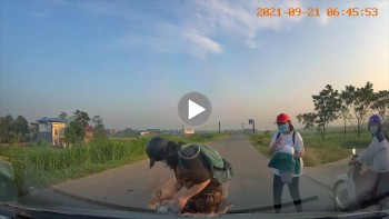 Rẽ từ đường nhỏ khuất tầm nhìn, 2 em nữ sinh bị ô tô đâm trực diện
