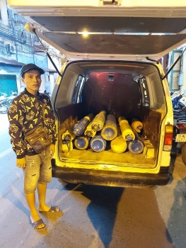 thu giu nhieu binh khi cuoi tren duong tiep te cho quan bar
