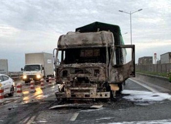 Nhanh chóng khắc phục sự cố cháy xe container trên cầu Thanh Trì
