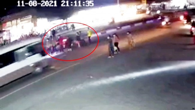Xe máy "phóng như bay" đâm hàng loạt công nhân đang đi bộ qua đường