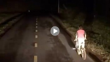 Năng lượng tích cực: Tài xế ô tô soi đèn cho cậu bé đạp xe trên đoạn đường tối