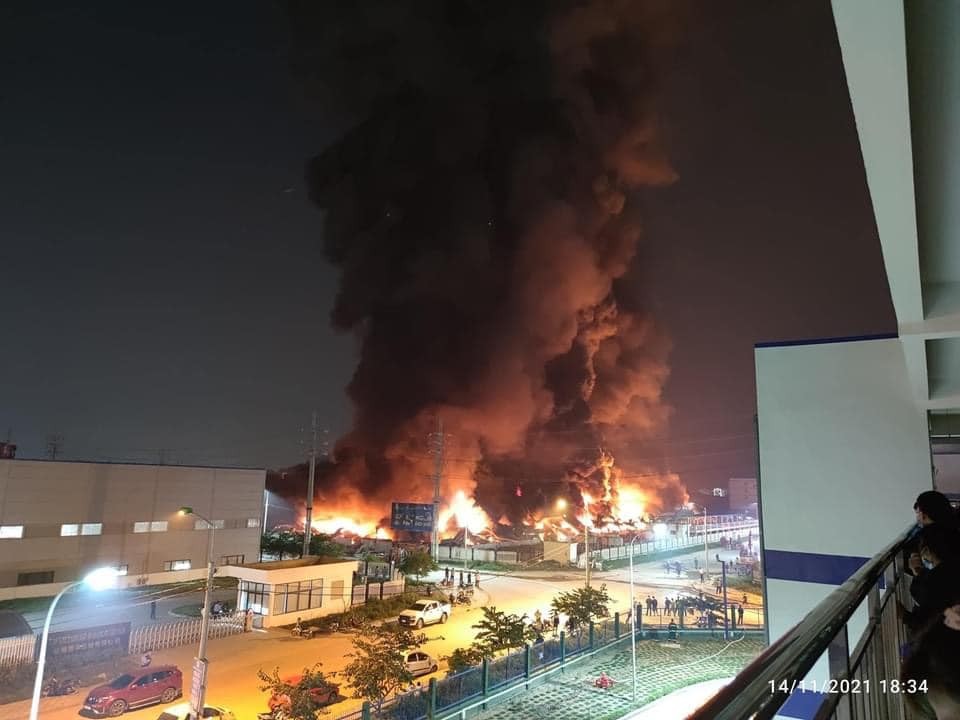 Nóng: Cháy lớn tại công ty Jufeng ở KCN Quang Châu - Bắc Giang