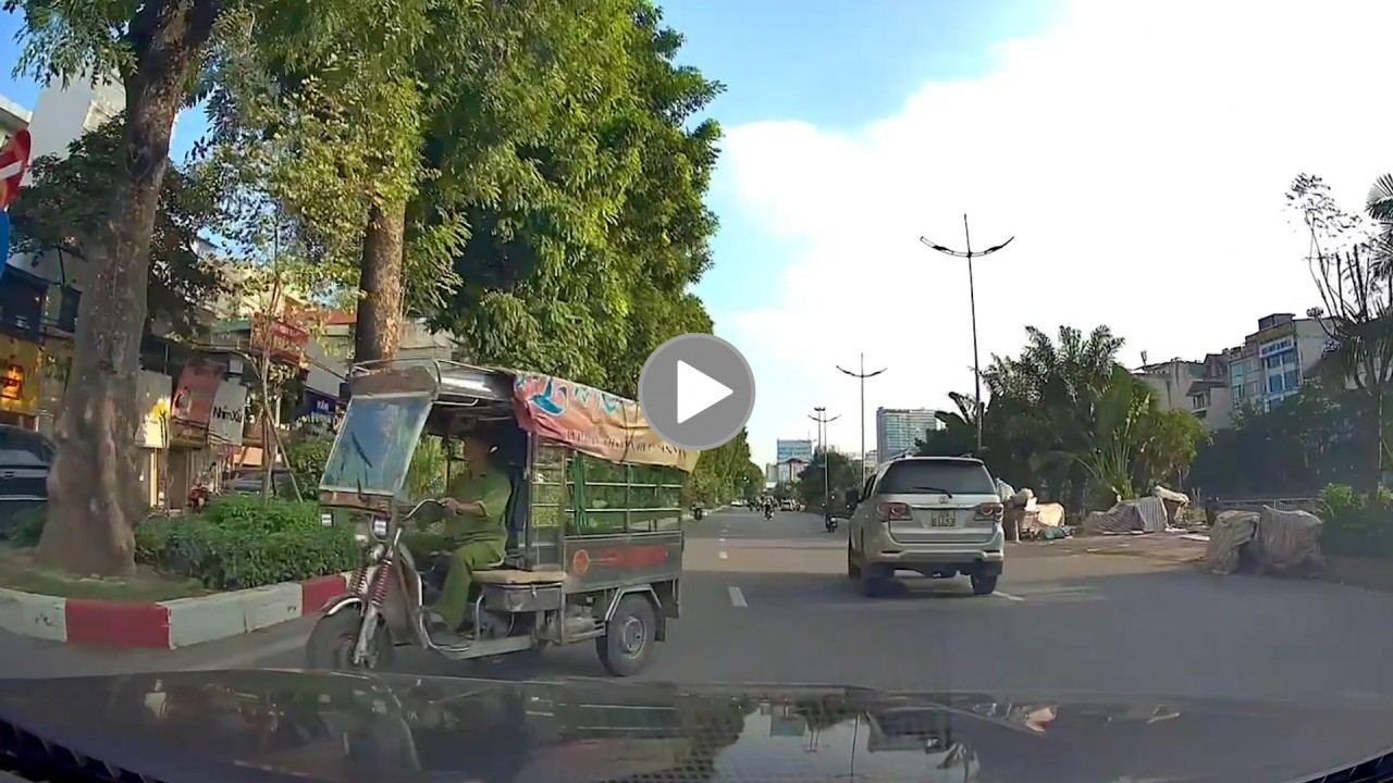 Tài xế nhanh tay đánh lái tránh va chạm với xe ba gác đi ngược chiều