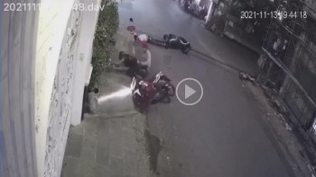 Đâm xe máy khiến một người nằm bất động, 2 người rời khỏi hiện trường