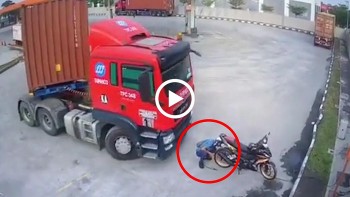 Đang ngồi sửa xe máy, người đàn ông suýt bị container tông trúng