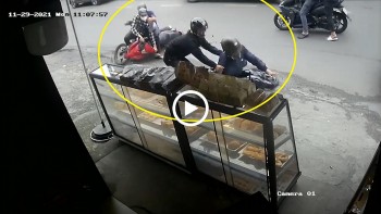 Cận cảnh trinh sát hình sự tóm 2 tên cướp giữa ban ngày Cận cảnh trinh sát hình sự tóm 2 tên cướp giữa ban ngày