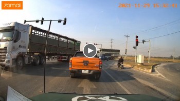 Va chạm giao thông khi xe tải đi vào 'điểm mù' của container