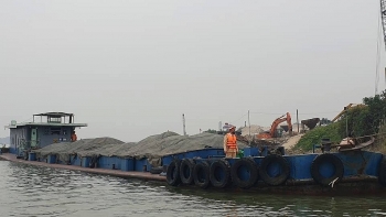 Bắt tàu hết đăng kiểm chở 400 tấn than lậu trên sông Hồng