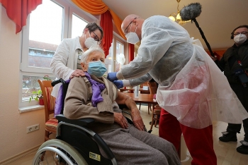 Người đầu tiên được tiêm vaccine COVID-19 ở Đức là cụ bà hơn 100 tuổi