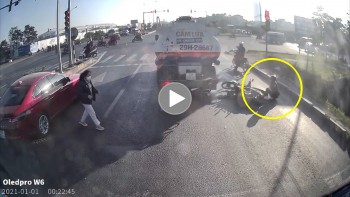 Người đàn ông đi xe máy đâm thẳng vào xe bồn đang dừng đỗ