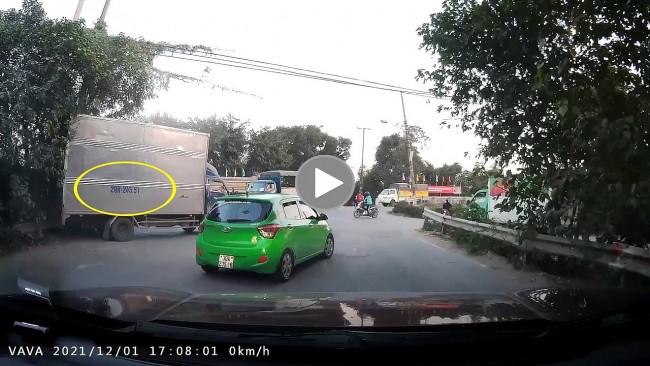 Xe tải đang lên dốc bất ngờ "tụt lùi" khiến nhiều người hoảng sợ
