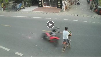 Người đàn ông sang đường ẩu bị thanh niên đi xe máy tông trúng