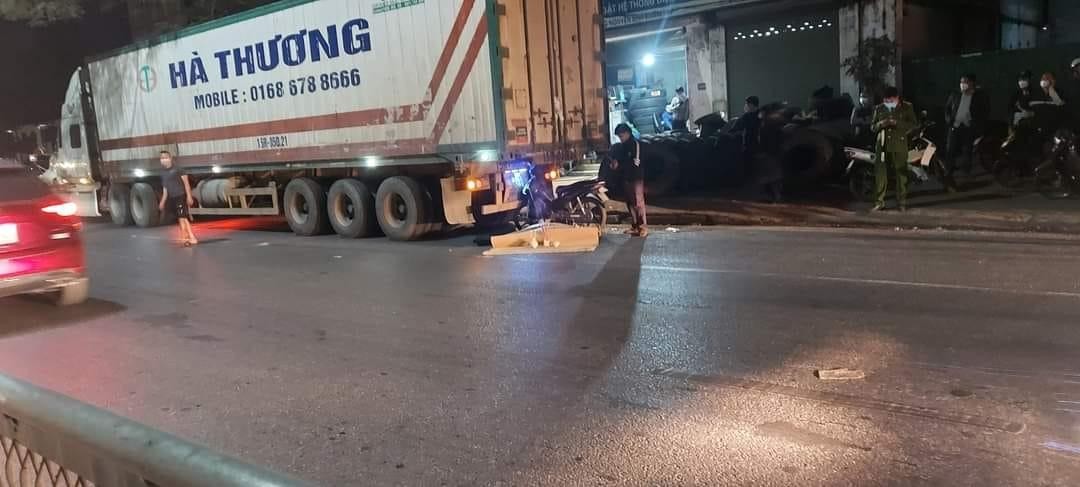 Xe máy bất ngờ đâm vào đuôi container đang đỗ bên đường