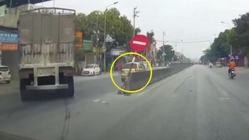 Khoảnh khắc tài xế xe đầu kéo đánh hết lái tránh xe con qua đường