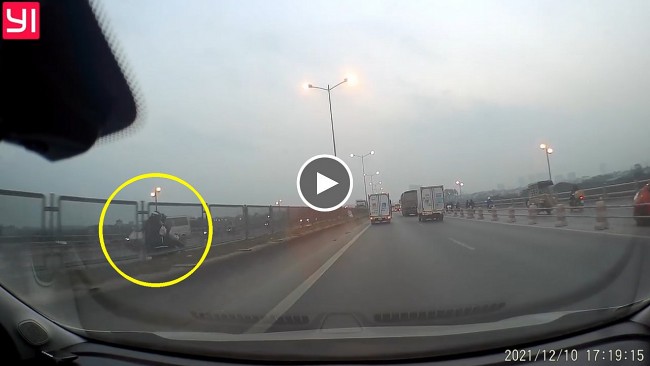 Hai bạn nữ đi xe máy ngược chiều, phóng "bạt mạng" trên cầu Thanh Trì