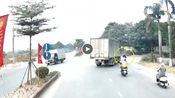 Bị xe tải đâm khi đang ôm cua, người phụ nữ may mắn thoát nạn