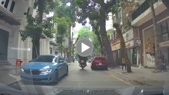 Xe sang BMW chưa lắp biển số ngang nhiên đi ngược chiều trên đường Hà Nội