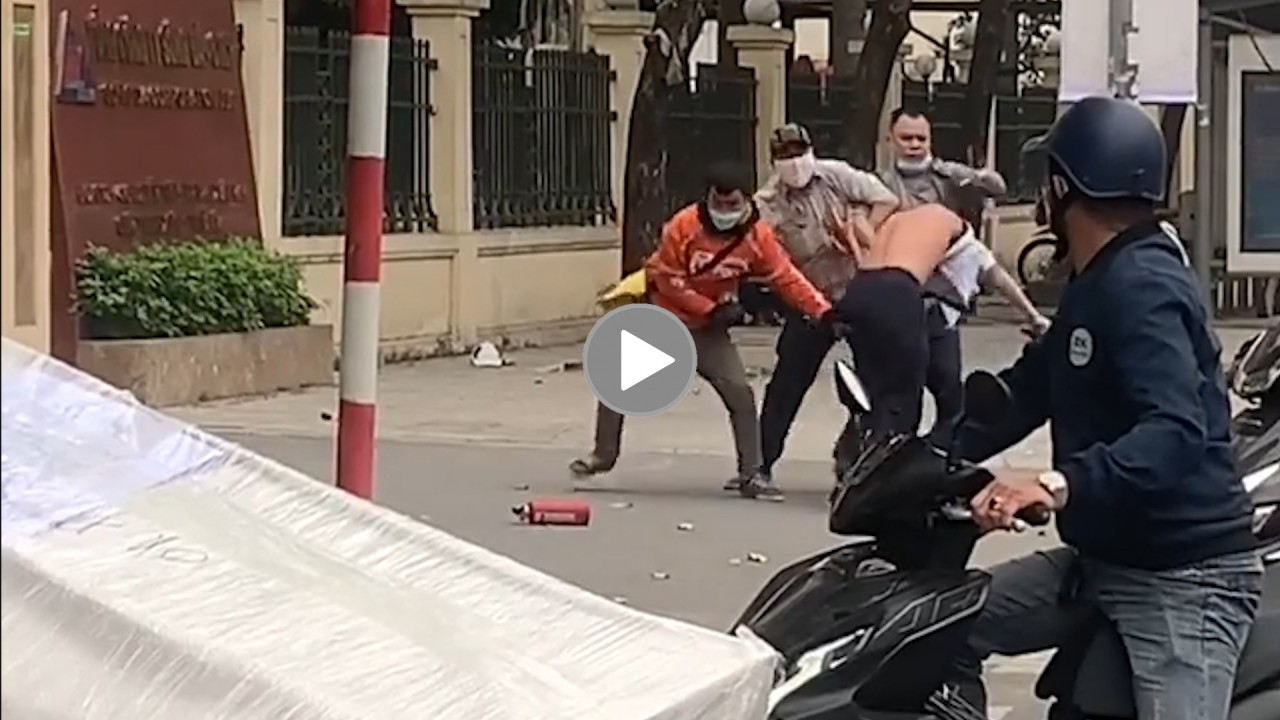 Hà Nội: Phụ xe và tài xế xe Buýt hỗn chiến với 2 người đi xe máy trên đường
