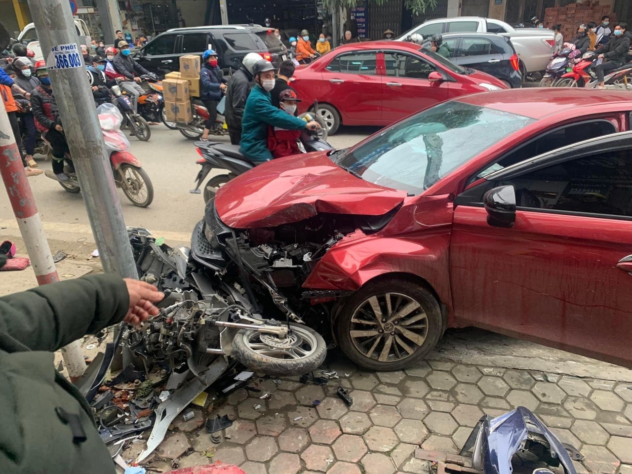 Hiện trường vụ xe ô tô mất lái húc bay người đi xe máy ở Lào Cai