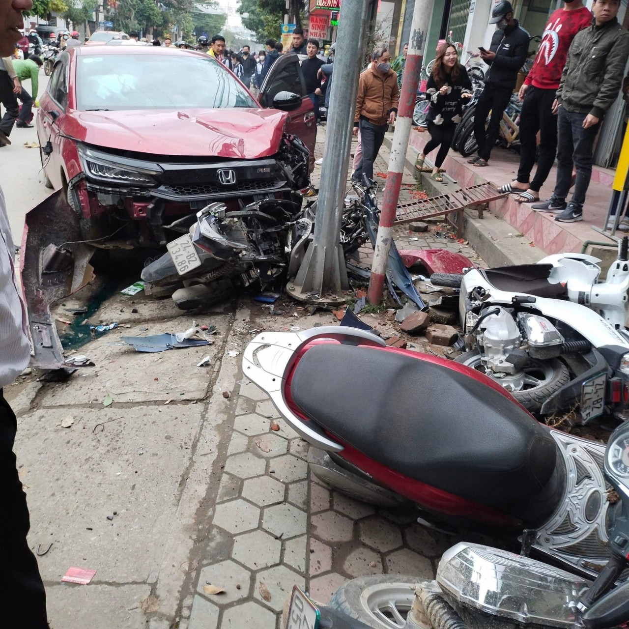 Hiện trường vụ xe ô tô mất lái húc bay người đi xe máy ở Lào Cai