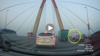Mazda móp đầu sau va chạm với xe tải trên cầu Nhật Tân