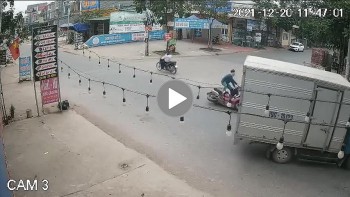 Hai thanh niên đi xe máy lao vào ô tô tải đang quay đầu