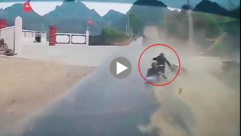 Tài xế đánh lái xuất thần tránh 2 người đi xe máy tự ngã xuống đường
