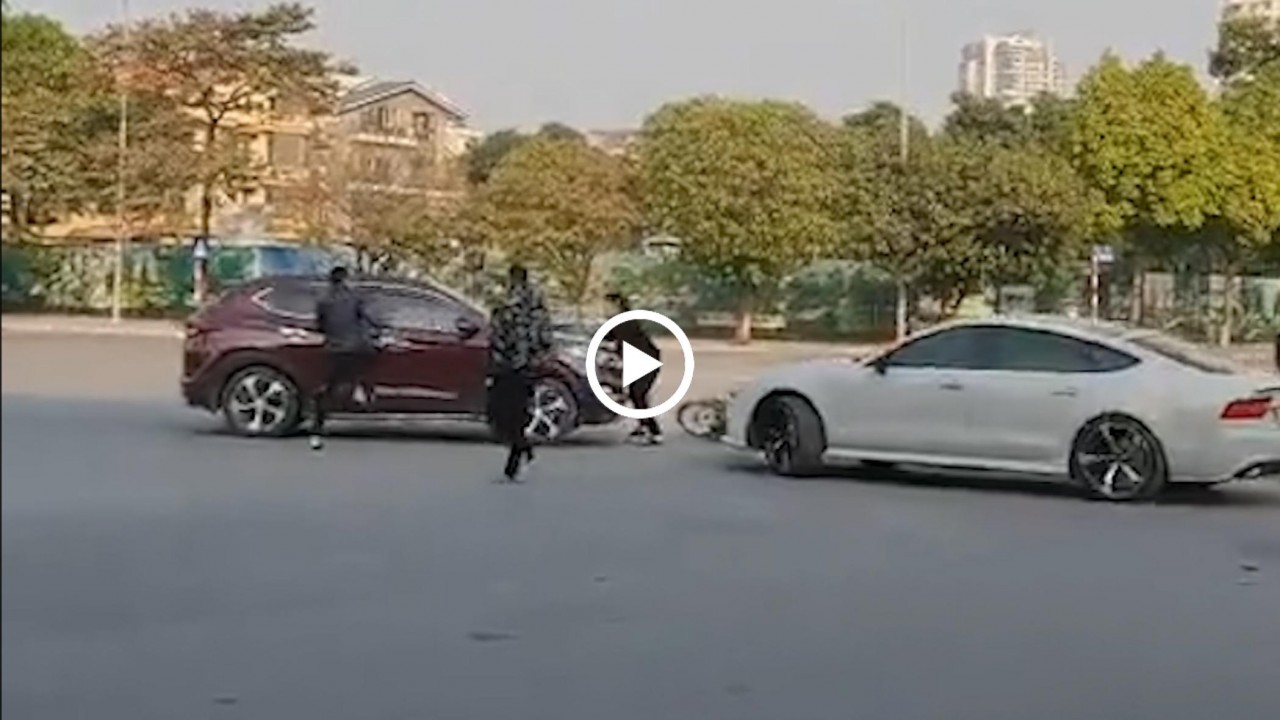 Hà Nội: Hai xế hộp 'lùa nhau' như phim hành động trước công viên Cầu Giấy