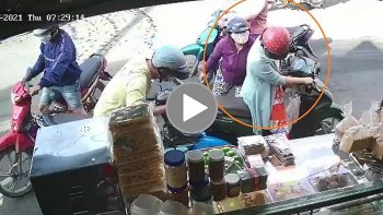 Dừng xe mua đồ, người phụ nữ bị dàn cảnh trộm điện thoại