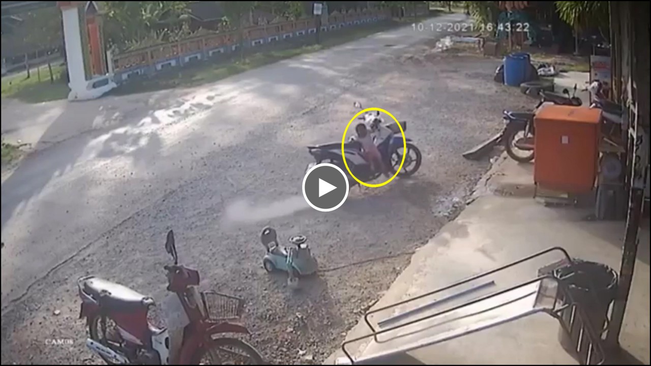 Phụ huynh sơ suất khiến bé gái ngã khỏi yên xe máy