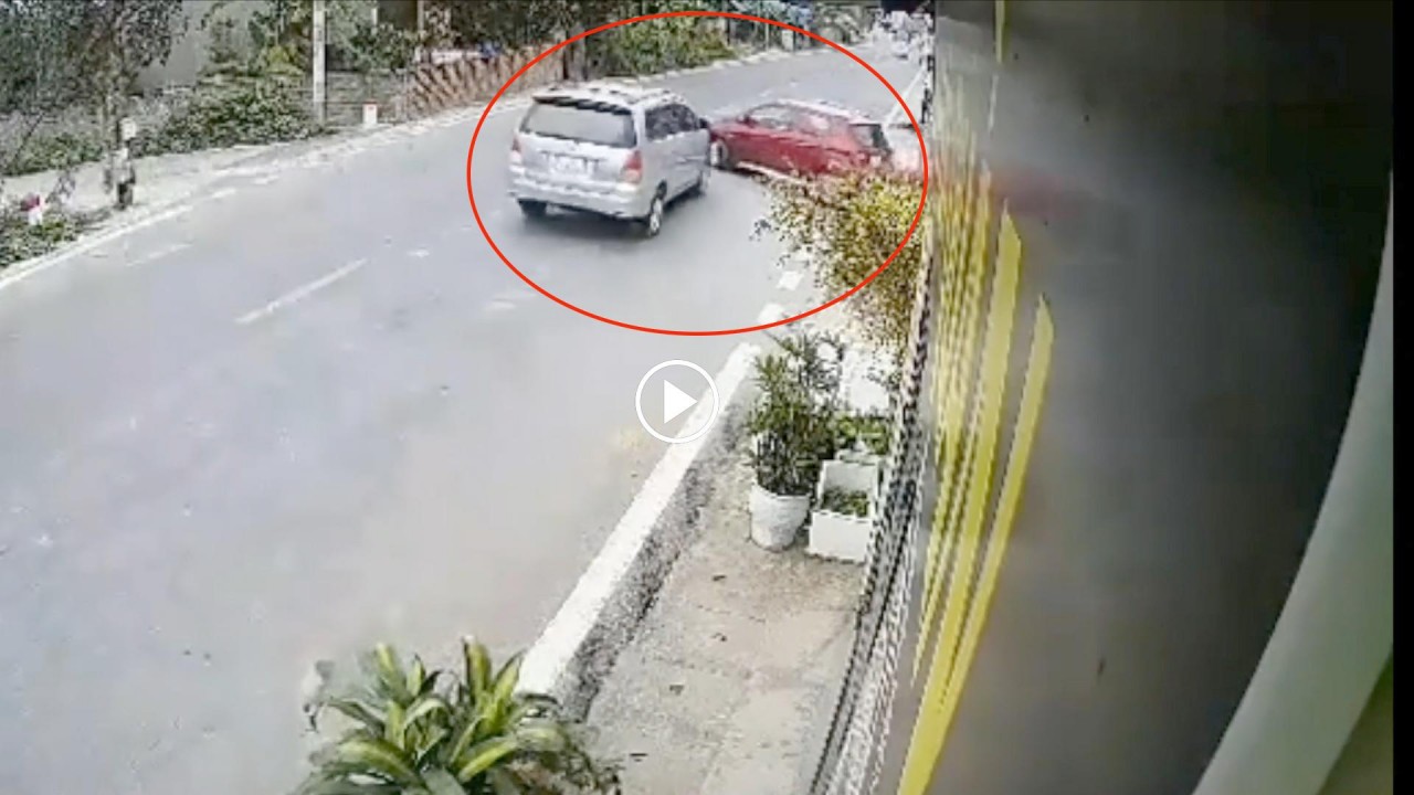 Ô tô con "lao" ra khỏi ngõ, gây tai nạn cho xe khác